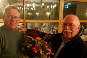 Bloemen voor Chris van Groningen voor zijn raadswerk Hattem in najaarsvergadering PvdA