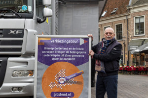 Jaap van Tiel, lijsttrekker PvdA Groen Links Hattem staat klaar voor het debat Omroep Gelderland op de markt.